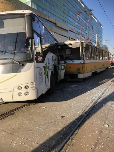 KOШМАР: Трамвай се вряза в рейс в София (СНИМКИ) 