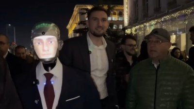 На протестите които свалиха правителството се появи робот Един хуманоид