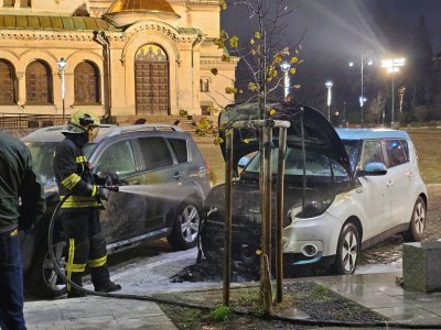 Електрическа кола лумна на "Невски" (СНИМКИ)
