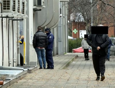 Откриха тяло на мъж до търговски център в Пловдив