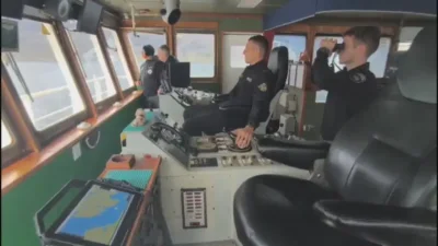 Моряците и учените които са на борда на военния научноизследователски