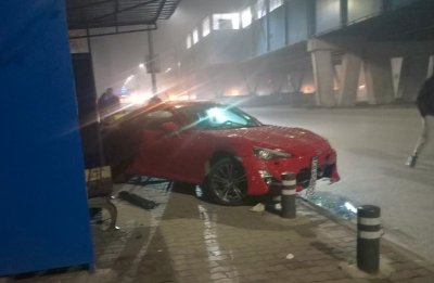 На крачка от трагедия: Кола се вряза в спирка на "Ломско шосе"