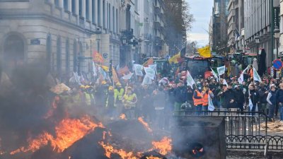 Браво! Брюксел гори, докато Урсула и сие наливат пари в Украйна (СНИМКИ)