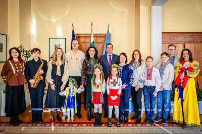 Васил Терзиев посрещна украинчета коледари