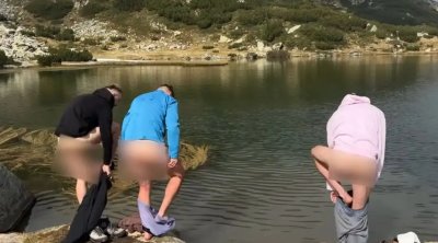 Луди за връзване: Голи чужденци нагазиха в Муратовото езеро, не им пука за забраната