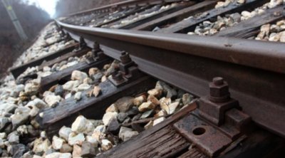 Влакът Бургас - София блъсна каруца, жена и дете загинаха