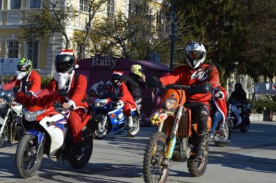 Дядо Коледовци на мотори събираха пари за болни деца