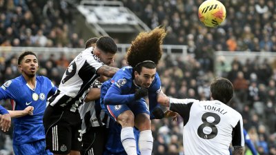 След дъжд качулка: Нюкасъл иска обяснение за дузпа