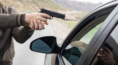 Таксиметров шофьор размаха пистолет на пияни пътници