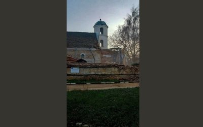 Срути се камбанарията на църква на 170 години в Брегово