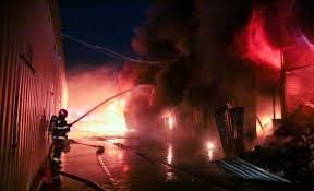 Букурещ пред екокатастрофа: Голям пожар пламна в завод за пластмаса