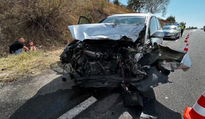 Лекари се борят за живота на 16-годишния младеж от катастрофата край Сливен