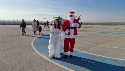 Дядо Коледа и Снежанка кацнаха с хеликоптер в София