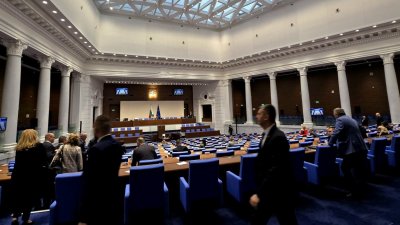 Ненапочиваха се! Депутатите са във ваканция до средата на януари
