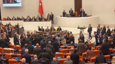 Турски депутати се сбиха по време на дебатите за бюджета
