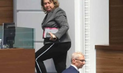 Къде е анцугът? Киселова се появи с топ визия - грим, прическа и костюм (СНИМКА)