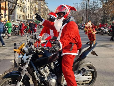 Мотористи от цяла България си направиха Коледно парти  Хора облечени