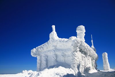 Двама недобре екипирани за зимни условия туристи са били транспортирани