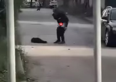 АМАН ОТ ИЗВРАТЕНЯЦИ: Мъж си го гали насред улицата във Враца (ВИДЕО)