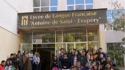 Ученици от Френската гимназия се отказаха от подаръци, събраха 4700 лв. за болни деца