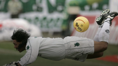 И на 60 дебеличкият Игита демонстрира прословутия "удар на скорпиона" (ВИДЕО)