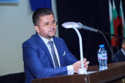 Депутат от ДПС задръстил гардероба си с ментета