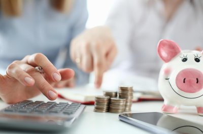 Новост в училище: Деца решават задачите по математика в евро