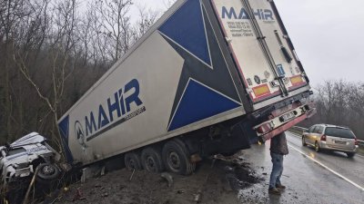 Турски тир катастрофира на Прохода на Републиката (СНИМКИ)