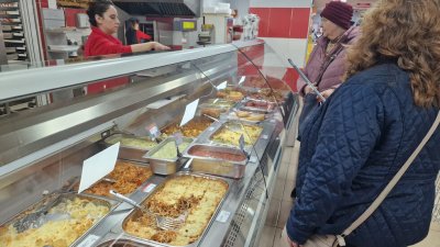 Служители на Националната агенция за приходите НАП и Комисията за