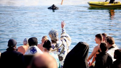 Патриархът хвърля кръста в езерото на кв. "Дружба"