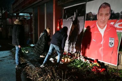 Феновете на ЦСКА натрупаха цветя и шалове пред централния вход