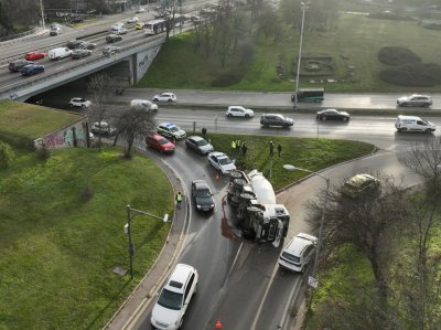 Бетоновоз се обърна на ключов булевард в София