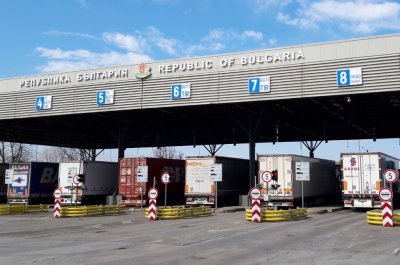 Контрабанда: Задържаха 40 т домати, чушки и краставици на "Капитан Андреево"