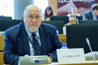 Александър Йорданов написа стих за еврото