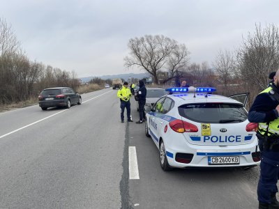 Шофьор отнесе полицай, след това се заби в патрулка при опит да избяга от проверка