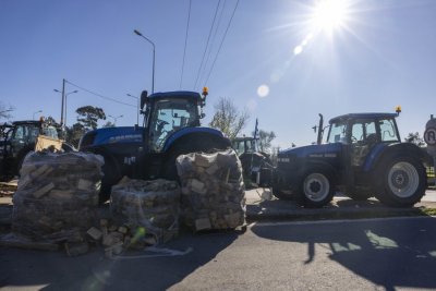 Фермерите в Гърция засилват блокадите за Нова година