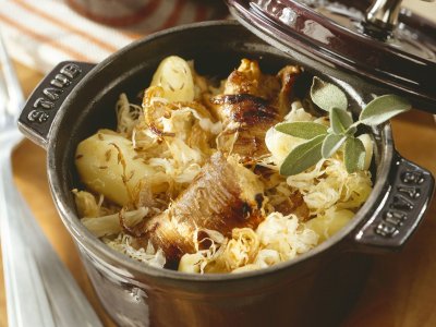 Свински руладини в бекон с кисело зеле и картофи