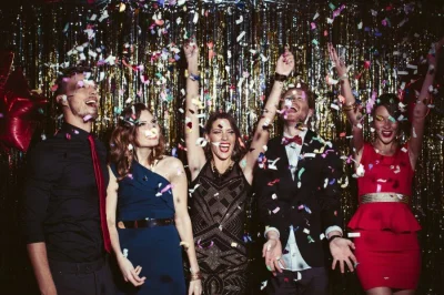 Най-шашавият ритуал за ЧНГ: Грабвайте куфар с банкноти и хуквайте из квартала