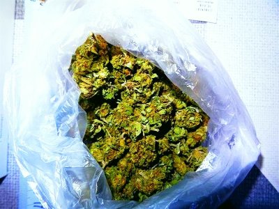 Хвърлят дрога през прозорец на кола