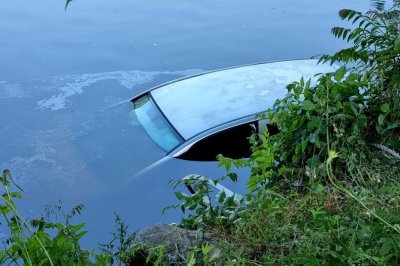 Кола падна в коритото на река в Ловешко, шофьорът е дал положителна проба за метамфетамин