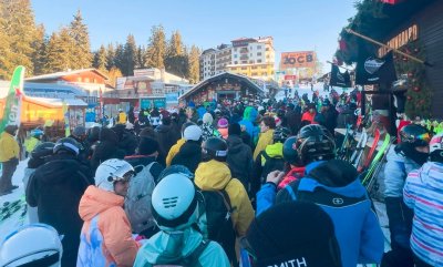 Адски опашки и неработещи машини: Гневни туристи оплюха организацията на Пампорово