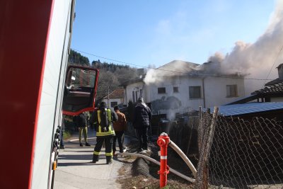Пожар в Смолян: Човек пострада, докато спасява животните си