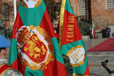 Осветиха бойните знамена 