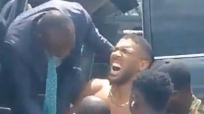 Антъни Джошуа се преместил на задната седалка минути преди катастрофата