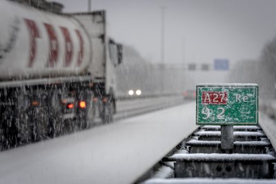 Силен снеговалеж парализира транспорта в Нидерландия
