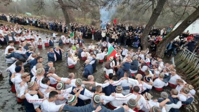 Леденото хоро се изви в Калофер на Богоявление