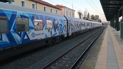 Пътнически влак блъсна и уби мъж край Атина