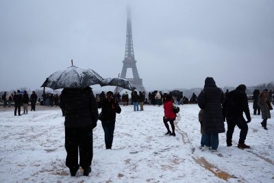Сняг парализира въздушния, жп и автомобилния трафик в Париж и Амстердам