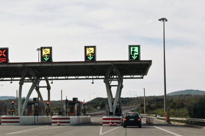 Тесла: Влязоха в сила новите пътни такси в Гърция 