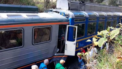 Загинал и 40 ранени след сблъсък на 2 влака в Перу